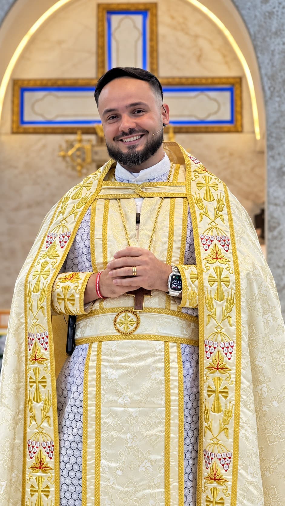 Retrato do Padre Caio diante do altar
